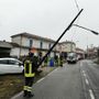 Auto abbatte un palo della luce in via Fossano a Sant'Albano Stura Auto abbatte un palo della luce in via Fossano a Sant'Albano Stura