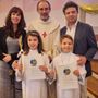 I piccoli Leonardo e Beatrice Stenta con i genitori e don Damiano