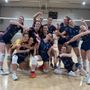 Le pumine festeggiano la vittoria contro il Bellusco (ph. ufficio stampa Mondovì Volley)