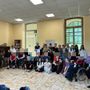 Foto di gruppo durante il progetto di "ginnastica dolce" realizzato dagli studenti del liceo Bodoni alla Residenza Tapparelli