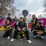 I Bandakadabra, la band definita da Carlo Petrini una “fanfara urbana”: fiati, percussioni e una carica scenica capace di trasformare ogni luogo in una festa