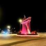 Venasca, illuminata di rosso la scultura-fontana per la Croce Rossa