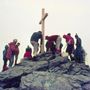 La croce in legno issata su Cima Rasciassa di Oncino nel 1975 La croce in legno issata su Cima Rasciassa di Oncino nel 1975