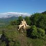 Roccavione, la Rocca di San Sudario ha un nuovo "guardiano" gigante