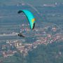 Un parapendio nei cieli della valle Po