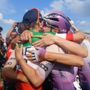 L'abbraccio delle atlete a Saluzzo all'arrivo del Giro d'Italia Women