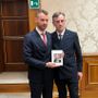 Nicola Cotti e Stefano De Carolis con il libro dedicato a Chiaffredo Bergia Nicola Cotti e Stefano De Carolis con il libro dedicato a Chiaffredo Bergia