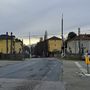 Il passaggio a livello di via Caramagna dove è previsto il sottopasso Il passaggio a livello di via Caramagna dove è previsto il sottopasso