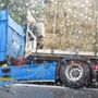 Scontro tra due mezzi pesanti prima dell'Olla a Gaiola: uno finisce fuori strada. Riaperta al transito la statale 21 Scontro tra due mezzi pesanti prima dell'Olla a Gaiola: uno finisce fuori strada. Riaperta al transito la statale 21