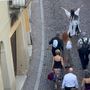 Una danzatrice in maschera sfila per le vie di Mondovì Piazza: è LiberTango [VIDEO]