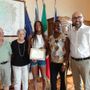 Il presidente Robaldo con Sara Curtis e i suoi familiari dopo la consegna dell'attestato di benemerenza