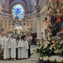 Don Daniele Mollo tra ministranti e fedeli Don Daniele Mollo tra ministranti e fedeli