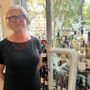La titolare, Rosalba Scotto, vicino alla porta frantumata dal ladro