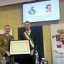 Il Col. Miccoli riceve la pergamena della Cittadinanza Onoraria dal Sindaco Flavio Gastaldi Il Col. Miccoli riceve la pergamena della Cittadinanza Onoraria dal Sindaco Flavio Gastaldi