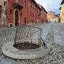 Saluzzo, salita al Castello, il pozzo medioevale danneggiato dall'urto di un auto Saluzzo, salita al Castello, il pozzo medioevale danneggiato dall'urto di un auto