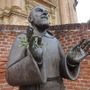 La statua di san Pio collocata all'esterno della chiesa di Santa Maria degli Angeli, a Bra