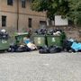I cassonetti colmi I cassonetti colmi