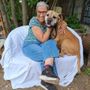 Casa di Freddy, una volontaria con un cane della struttura Casa di Freddy, una volontaria con un cane della struttura