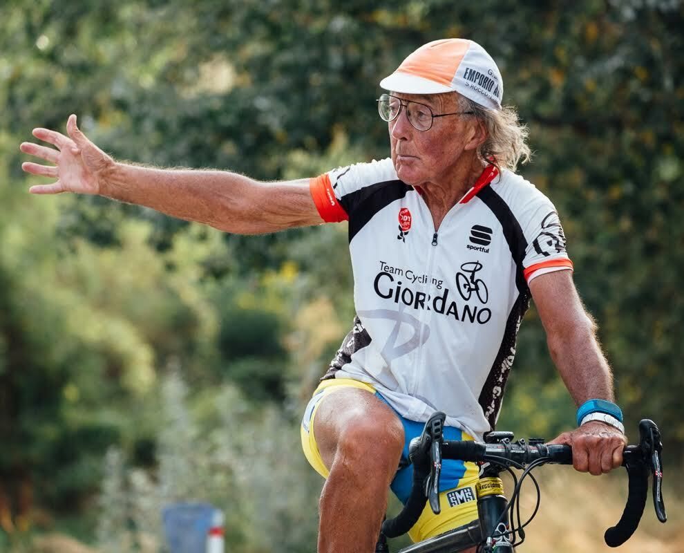 Ha percorso 2,3 milioni di chilometri sulle due ruote: venerdì l'addio al prof ciclista