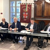 Durante la seduta dell'a 3ª commissione consiliare l'intervento del professor Giovanni Valotti, secondo da sinistra. Alla sua destra Massimo Feira, a destra il presidente di commissione Claudio Tibaldi e il sindaco Carlo Bo