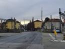 Il passaggio a livello di via Caramagna a Racconigi dove è prevista la costruzione del sottopasso