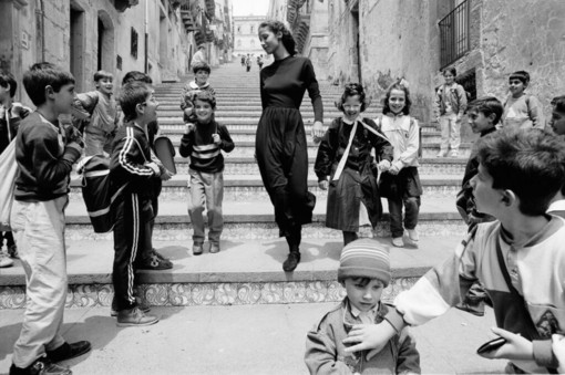 Ultimi giorni per visitare alla Castiglia la mostra “Ferdinando Scianna. La moda, la vita” Ultimi giorni per visitare alla Castiglia la mostra “Ferdinando Scianna. La moda, la vita”