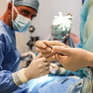 Alla Clinica Salzano Tirone ottobre è il mese degli impianti dentali