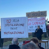 Cartelli al presidio pubblico del  Comitato No al biodigestore