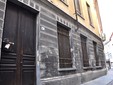 L’edificio che ospitò il primo laboratorio tessile Miroglio, in via Manzoni