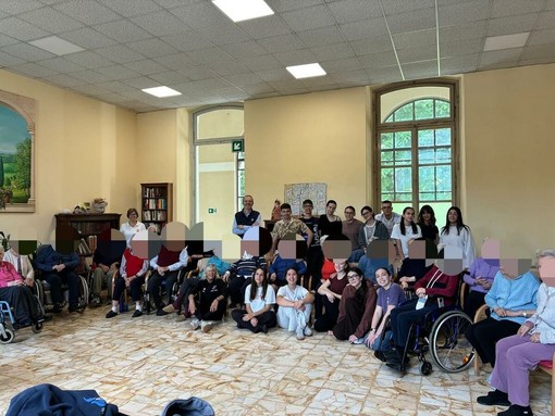 Foto di gruppo durante il progetto di "ginnastica dolce" realizzato dagli studenti del liceo Bodoni alla Residenza Tapparelli Foto di gruppo durante il progetto di "ginnastica dolce" realizzato dagli studenti del liceo Bodoni alla Residenza Tapparelli