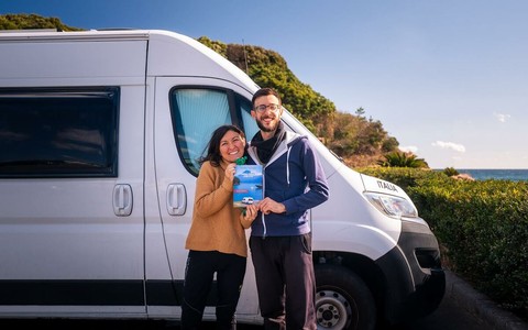 Sara Moressa di Saluzzo e Paolo Provera di Chivasso in gitro per il mondo dal 2022 in van. Un viaggio ora racconttato nel libro Verso l'isola che c'è