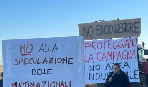 Cartelli del no al Biogestore a Ruata Eandi durante il presidio pubblico di sabato 13 dicembre