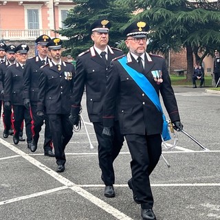 Il maggiore Massimo Caputo e i militari della Compagnia braidese ricevono gli encomi a loro destinati durante la festa dell'Arma tenuta lunedì a Cuneo (foto di Barbara Simonelli)
