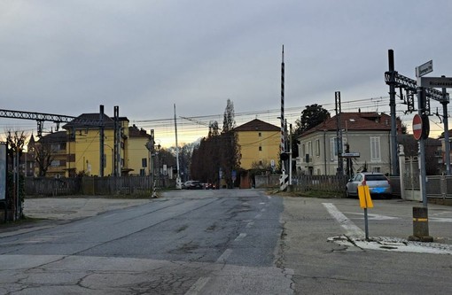 Il passaggio a livello di via Caramagna dove è previsto il sottopasso Il passaggio a livello di via Caramagna dove è previsto il sottopasso