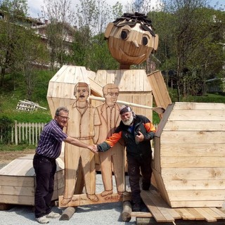 Carlet, a sinistra, e Barba Brisiu di fronte al Pinocchio gigante
