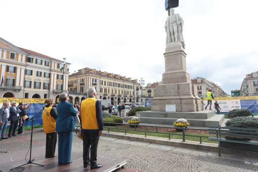 Svelata la statua restaurata di Giuseppe Barbaroux in piazza Galimberti [FOTO]