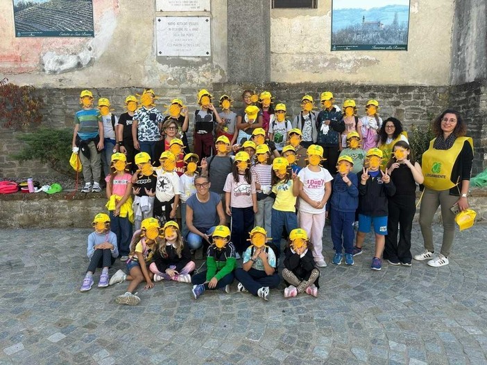 I bimbi di Cossano Belbo impegnati nel puliamo il mondo I bimbi di Cossano Belbo impegnati nel puliamo il mondo