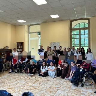 Foto di gruppo durante il progetto di "ginnastica dolce" realizzato dagli studenti del liceo Bodoni alla Residenza Tapparelli