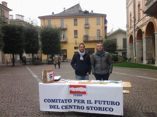 Banchetto del Comitato Centro Storico di Cuneo, ieri, in piazzetta del Municipio