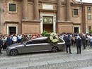 Uno spontaneo applauso ha accompagnato la partenza del feretro dal sagrato della chiesa Uno spontaneo applauso ha accompagnato la partenza del feretro dal sagrato della chiesa