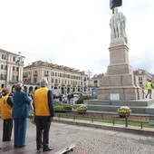 Svelata la statua restaurata di Giuseppe Barbaroux in piazza Galimberti [FOTO]