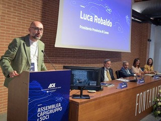 Alcuni momenti dell'assemblea (foto Mauro Gallo)