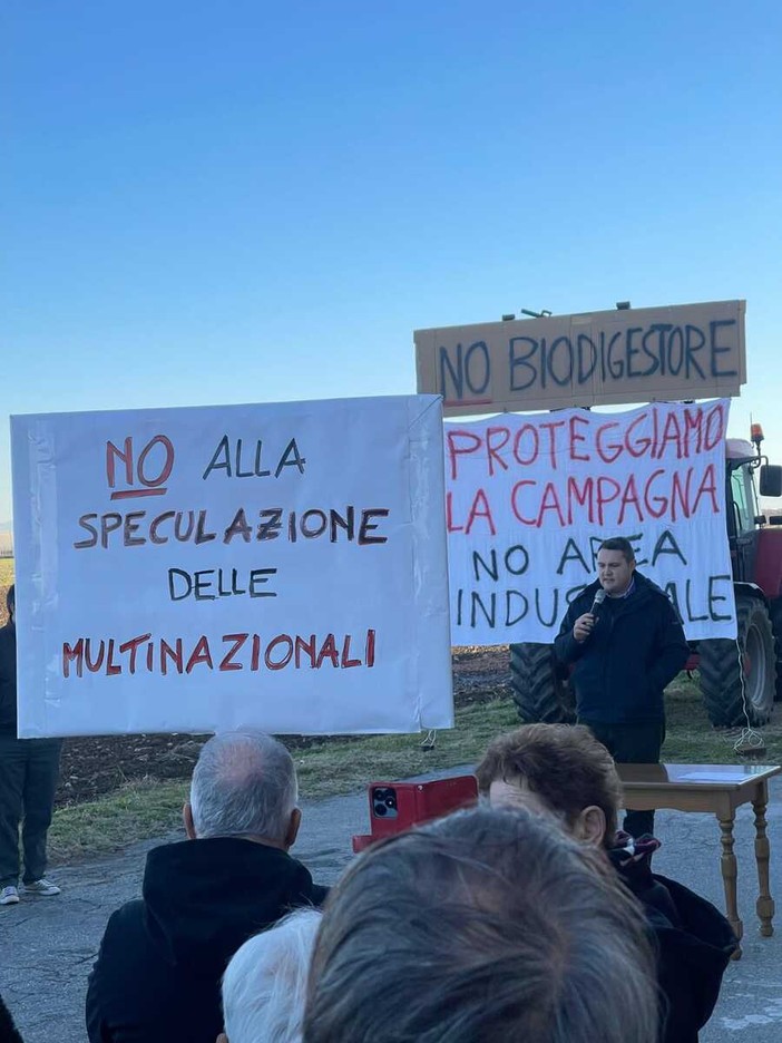 Cartelli al presidio pubblico del  Comitato No al biodigestore