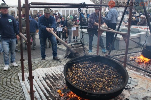 A Villanova Mondovì 500 chili di caldarroste preparate dagli Alpini in occasione di BEE