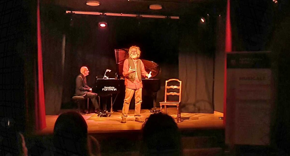 L'attore Pino Petruzzelli con al pianoforte il maestro Luigi Giachino - foto di Mauro Ravera L'attore Pino Petruzzelli con al pianoforte il maestro Luigi Giachino - foto di Mauro Ravera