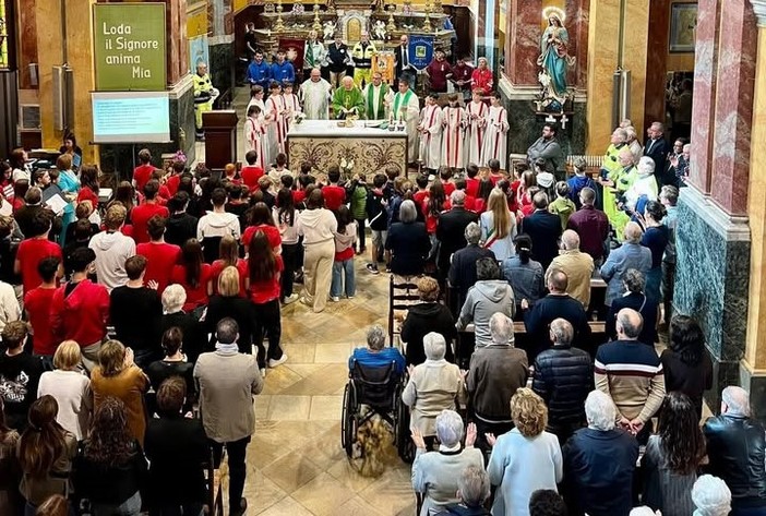 Manta saluta don Beppe: dopo 32 anni l’ultima messa da parroco del paese [ FOTO]