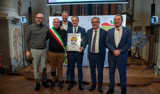 Luca Robaldo, presidente della Provincia; Roberto Baldi consigliere provinciale e sindaco di Bagnolo Piemonte; Roberto Dalmazzo presidente del Distretto del cibo e della Frutta e sindaco di Lagnasco; Alberto Cirio presidente della Regione gli assessori regionali Marco Gallo e Paolo Bongioanni