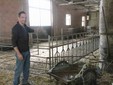 Marco indica una parte della stalla occupata dalle capre durante la stagione invernale