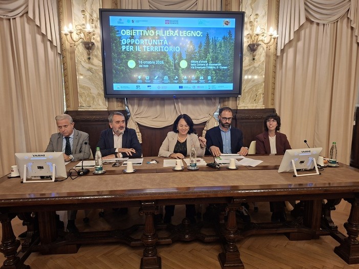 Alcuni momenti dell'incontro tenuto ieri presso la sede della Camera di Commercio di Cuneo Alcuni momenti dell'incontro tenuto ieri presso la sede della Camera di Commercio di Cuneo