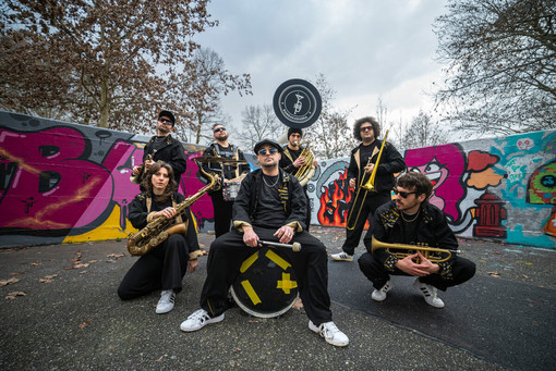 I Bandakadabra, la band definita da Carlo Petrini una “fanfara urbana”: fiati, percussioni e una carica scenica capace di trasformare ogni luogo in una festa I Bandakadabra, la band definita da Carlo Petrini una “fanfara urbana”: fiati, percussioni e una carica scenica capace di trasformare ogni luogo in una festa